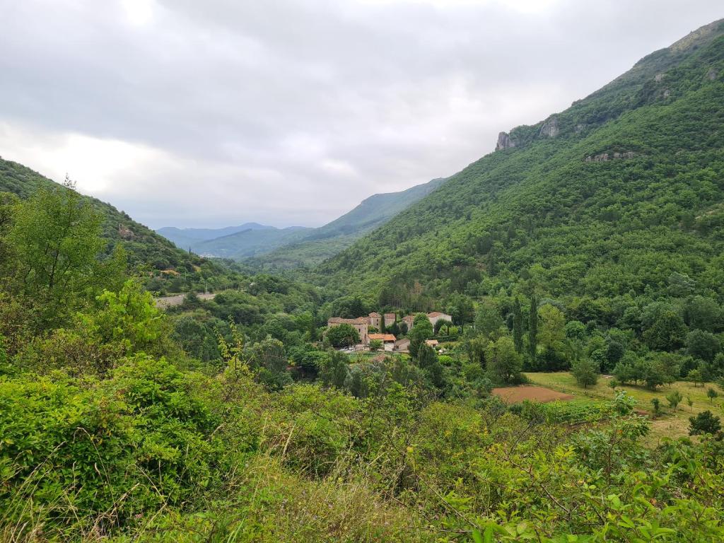 - Vistas al valle desde las colinas en Les sources / chez Léa, en Molières-Cavaillac