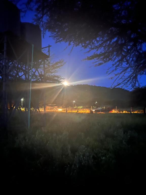 uma vista para um campo à noite em Nashipae Cultural Oasis em Ololaimutiek