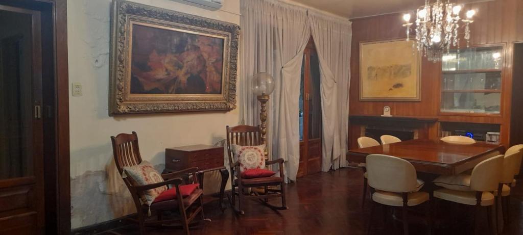 - une salle à manger avec une table et des chaises dans l'établissement LA MENDOZA, à San Miguel de Tucumán
