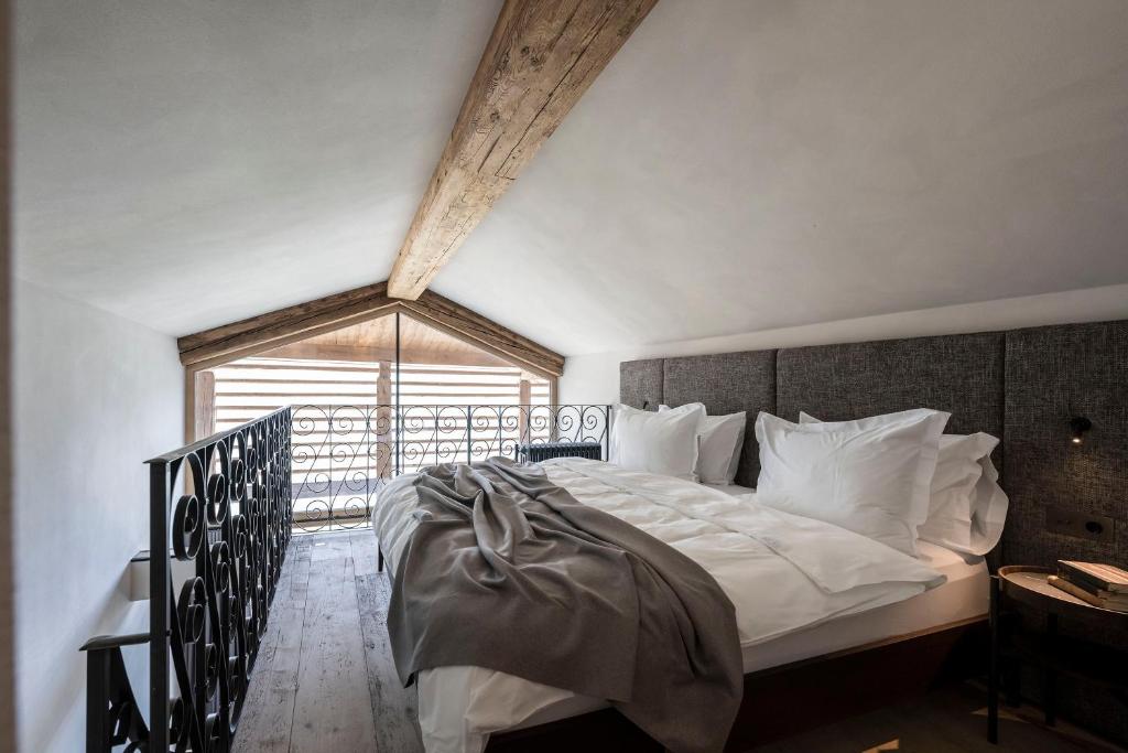 Postel nebo postele na pokoji v ubytování Hotel Ansitz Steinbock
