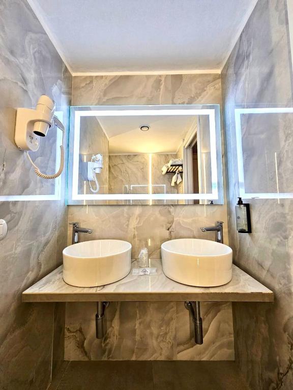 Koupelna v ubytování Canova Hotel
