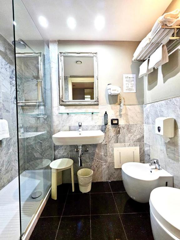 Koupelna v ubytování Canova Hotel