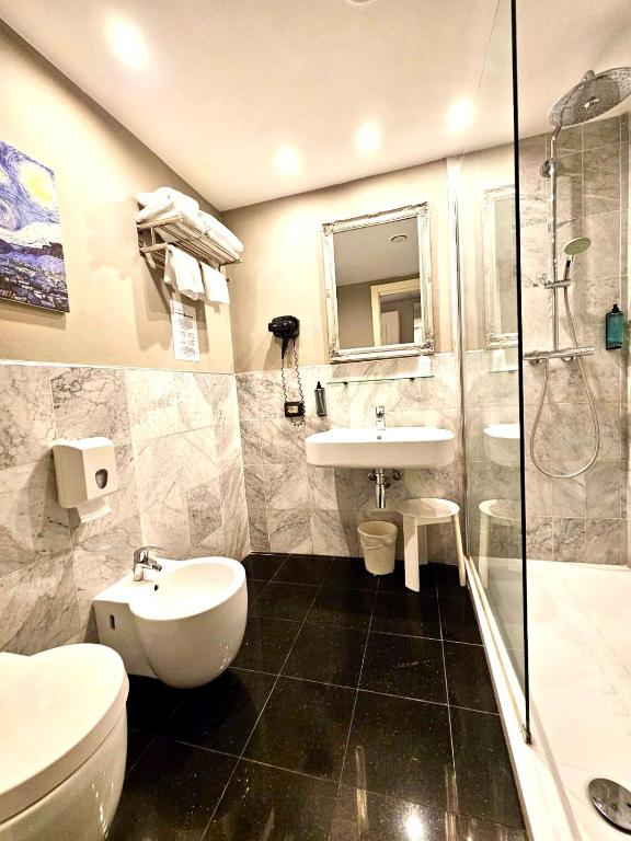 Koupelna v ubytování Canova Hotel