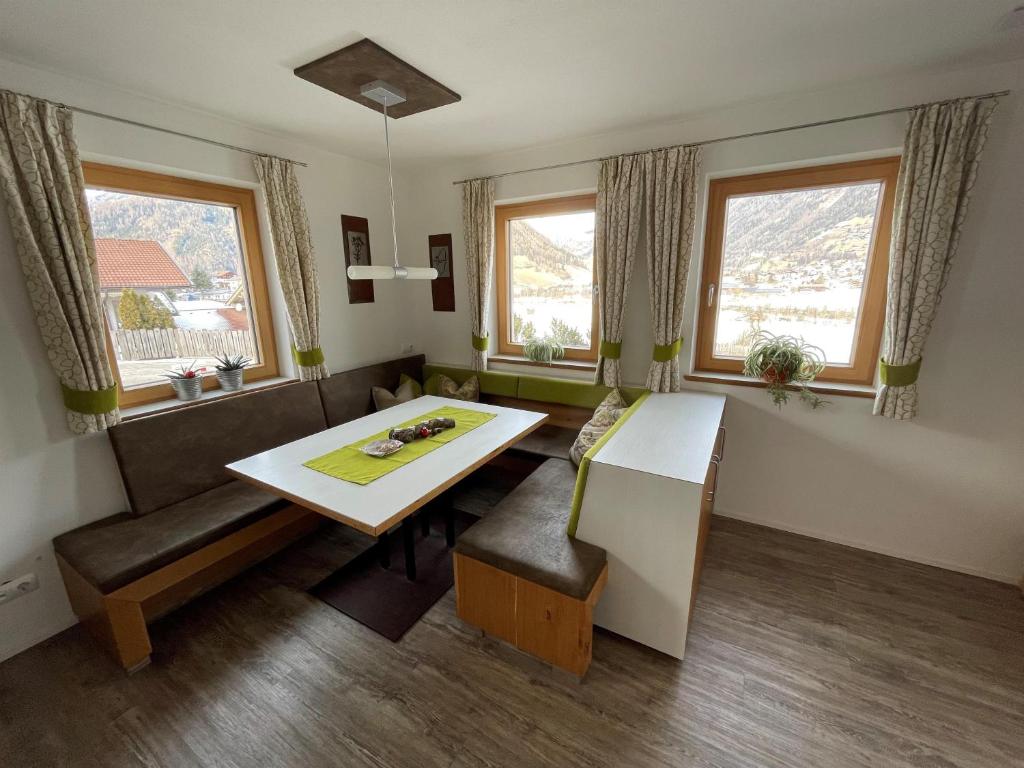 - un petit salon avec une table et un canapé dans l'établissement Ferienwohnung BodnLois, à Matrei in Osttirol