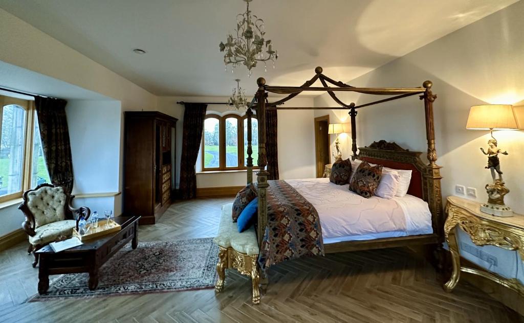 Claregalway Castle في كلير جالاوي: غرفة نوم بسرير مظلة وكرسي