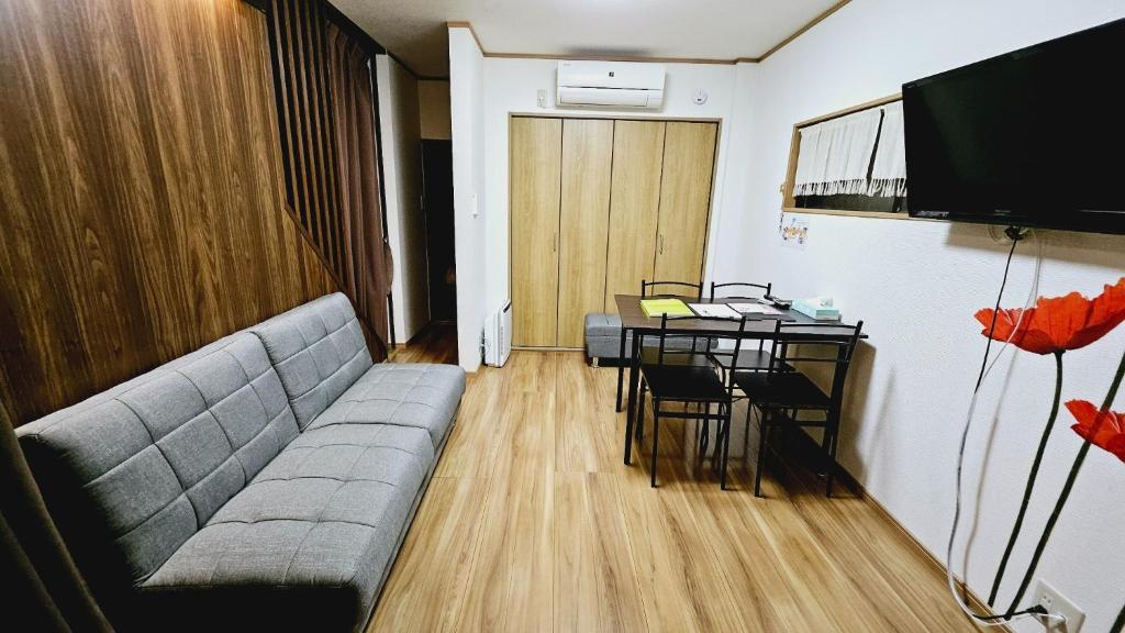 uma sala de estar com um sofá e uma mesa em Kyoto - Apartment - Vacation STAY 98413v em Quioto