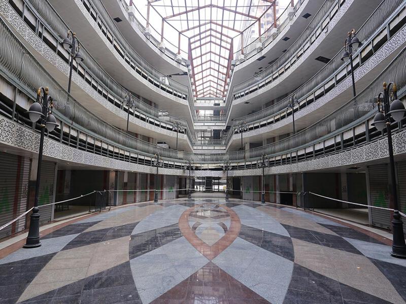 ガーズィヤーバードにあるExotic studioの床の心臓付きの大きな建物