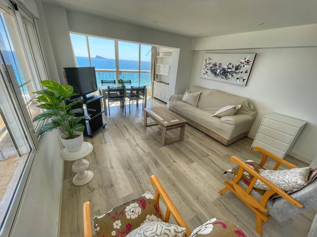 een woonkamer met een bank en een tafel bij Levante Trip - Family Apartments in Benidorm