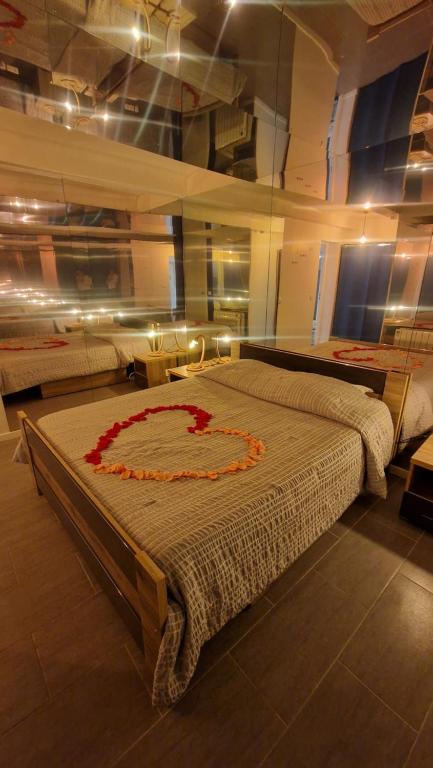 ein Schlafzimmer mit einem großen Bett mit einer Blume darauf in der Unterkunft CHAMBRE MIROIR Marseille T2 + jardin privé in Marseille