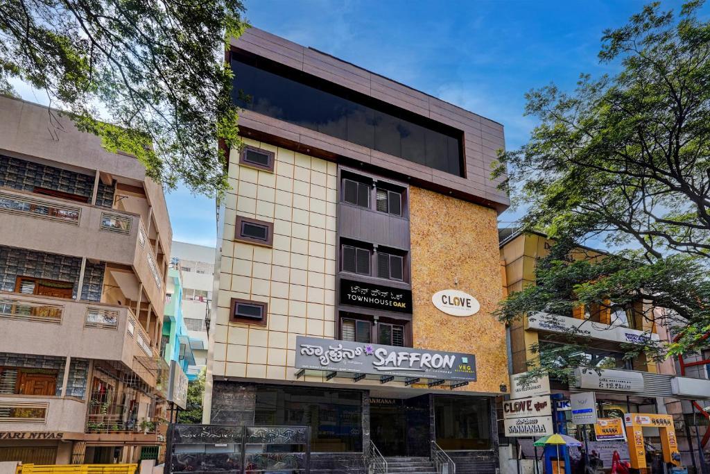 un edificio con un cartel en el costado en Super Townhouse OAK Clove Boutique Hotel Rajaji Nagar Near Lulu Mall Bengaluru en Bangalore