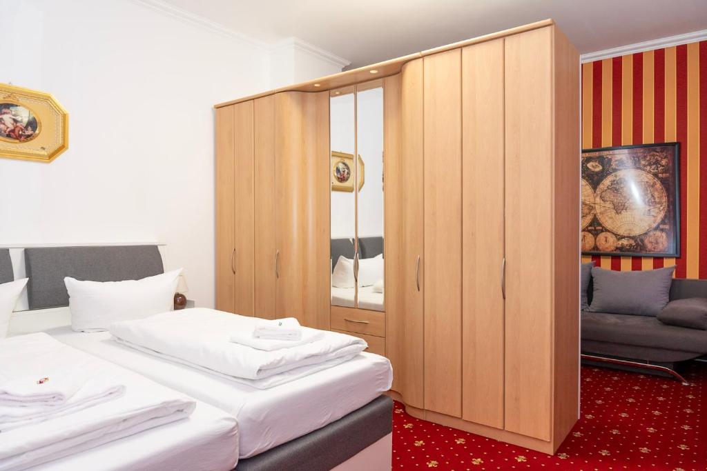 Un dormitorio con un gran armario de madera y una cama en Sunny Side - Apartment by Comfort Housing, en Falkensee