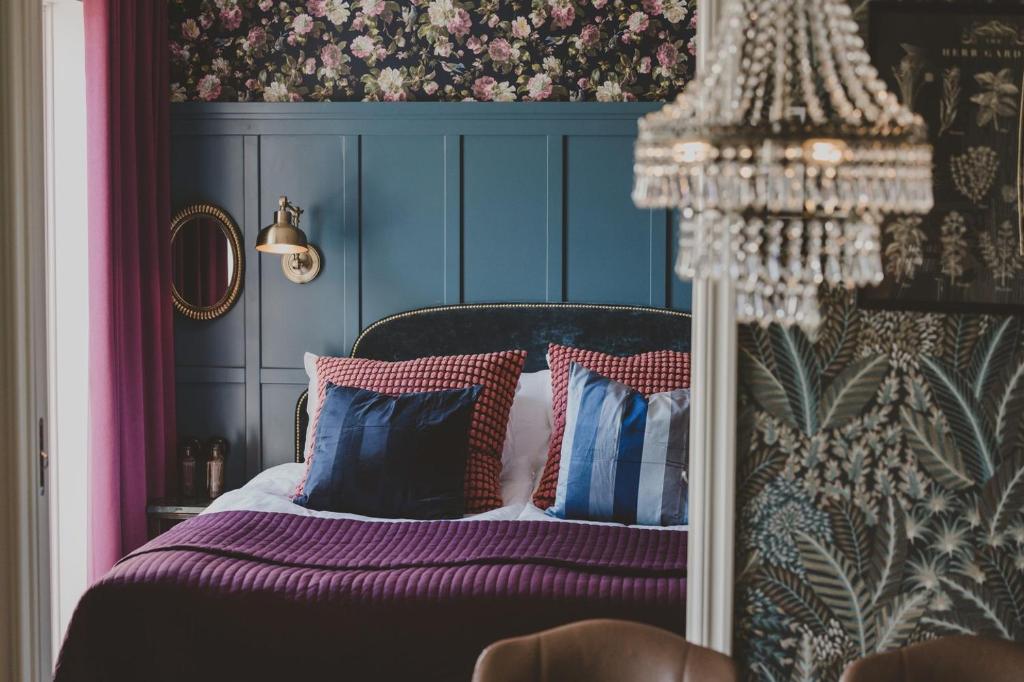 sypialnia z łóżkiem w kolorze fioletowym i niebieskim w obiekcie Kläpphagen Koster w mieście Sydkoster