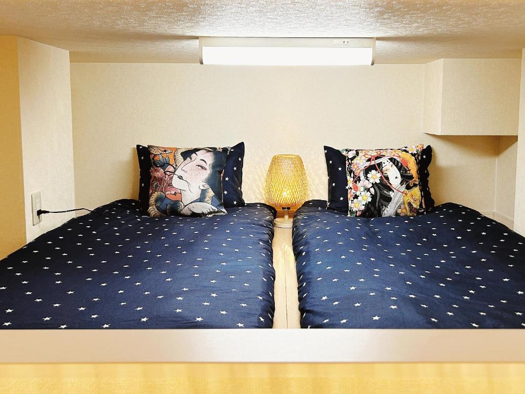 מיטה או מיטות בחדר ב-Kichijoji Loft Apartment close to JR Chuo Line 12mins to Shinjuku