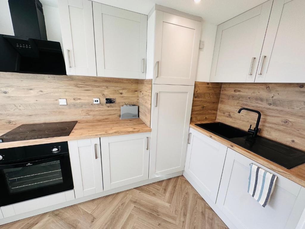 Kuchyň nebo kuchyňský kout v ubytování R2 - Private Room in Modern Shared Apartment, Each with Kitchenette, Central Birmingham