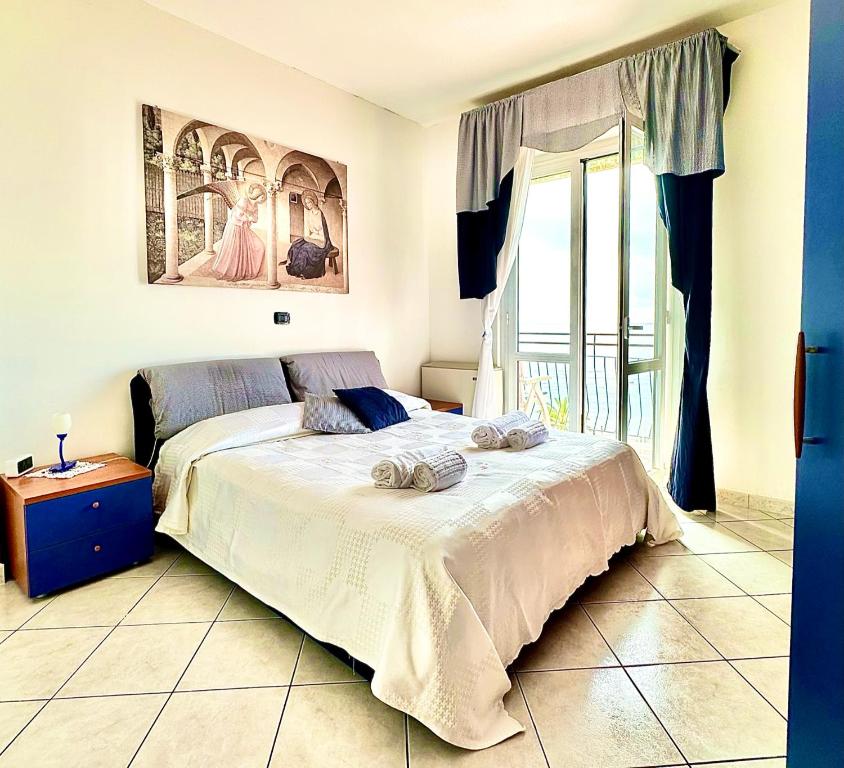 - une chambre avec un lit et une fenêtre dans l'établissement Hostdomus - Pietra Blu, à Pietra Ligure
