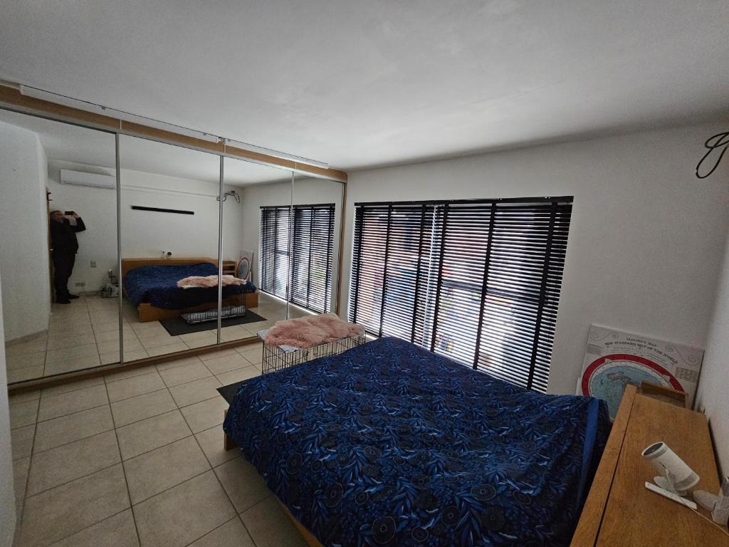 1 dormitorio con cama y espejo en Casa33 en Bornem