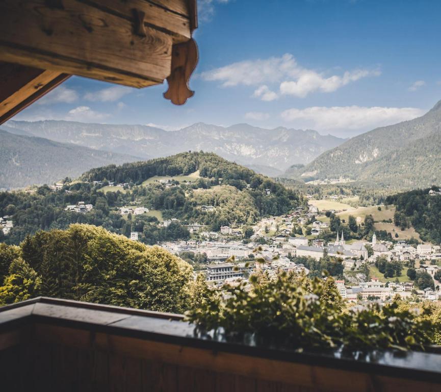 einen Blick auf die Stadt vom Balkon eines Hauses in der Unterkunft Salzbergalm in Berchtesgaden