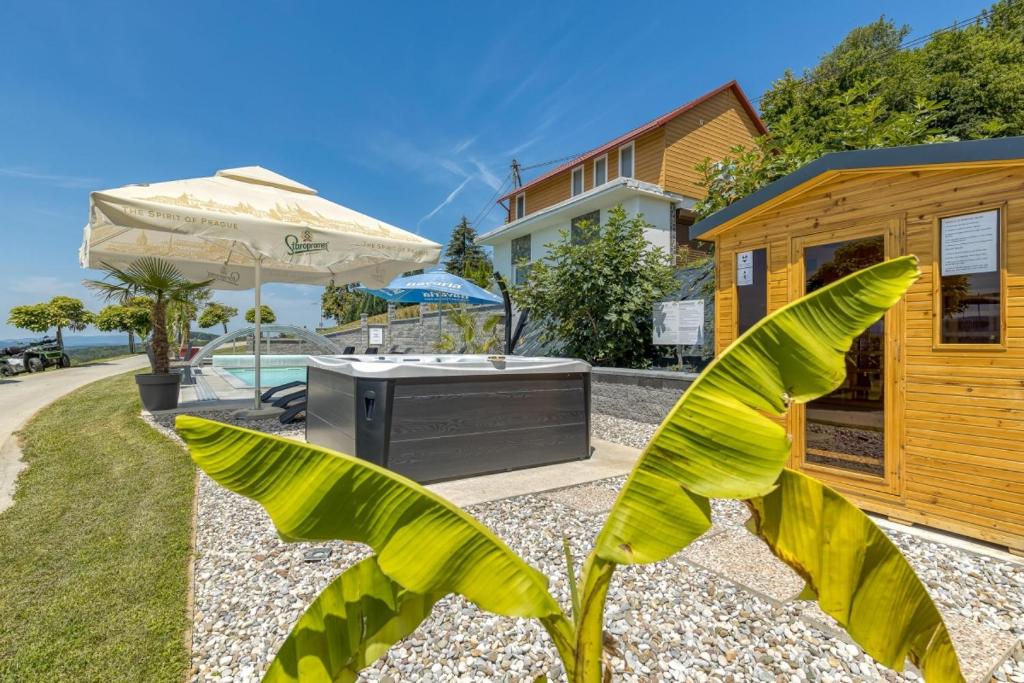 dom z telewizorem i parasolem w obiekcie Villa Four Stars ART-PE w mieście Trebnje