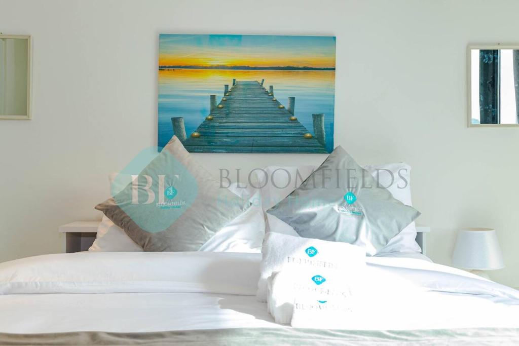 um quarto com uma cama com uma pintura de um cais em Stylish Studio In Pixel em Abu Dhabi