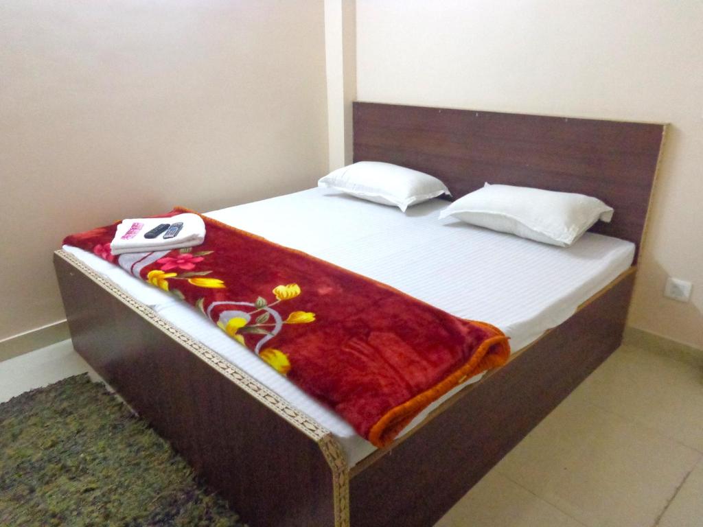 Postel nebo postele na pokoji v ubytování Deurali DX ,Walk in Nizamuddin Railway Station