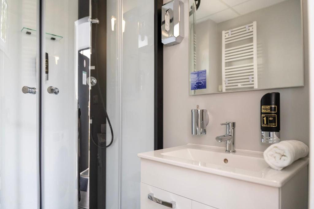 Ein Badezimmer in der Unterkunft Comfort Housing Apartments