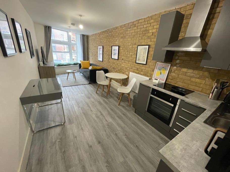 kuchnia i salon ze stołem i krzesłami w obiekcie Stunning 1 bed central flat w mieście Woking