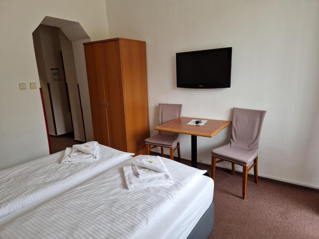 Postel nebo postele na pokoji v ubytování Hotel Harrachov Inn