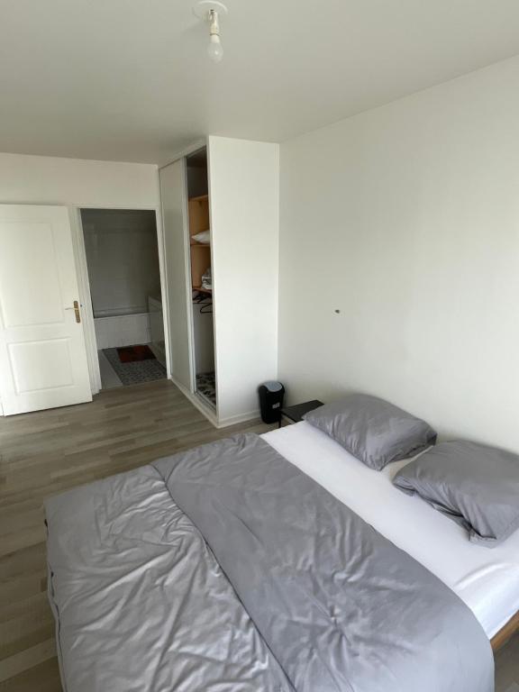 - une chambre avec un grand lit dans l&#39;établissement Chaleureux endroit Paris&#47;Stade De France&#47;CDG Airport, à Saint-Denis