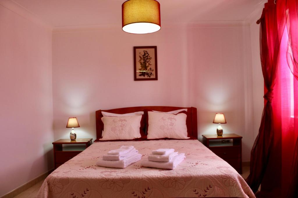 een slaapkamer met een bed met twee handdoeken erop bij A Casa Dos Avós in Penha Garcia