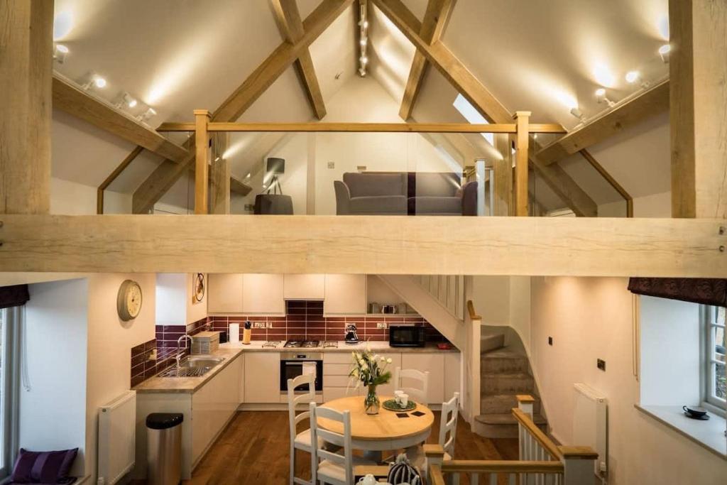 - une cuisine et une salle à manger avec une table dans une pièce dans l'établissement Cart House - Stunning Cottage - Axbridge, à Axbridge