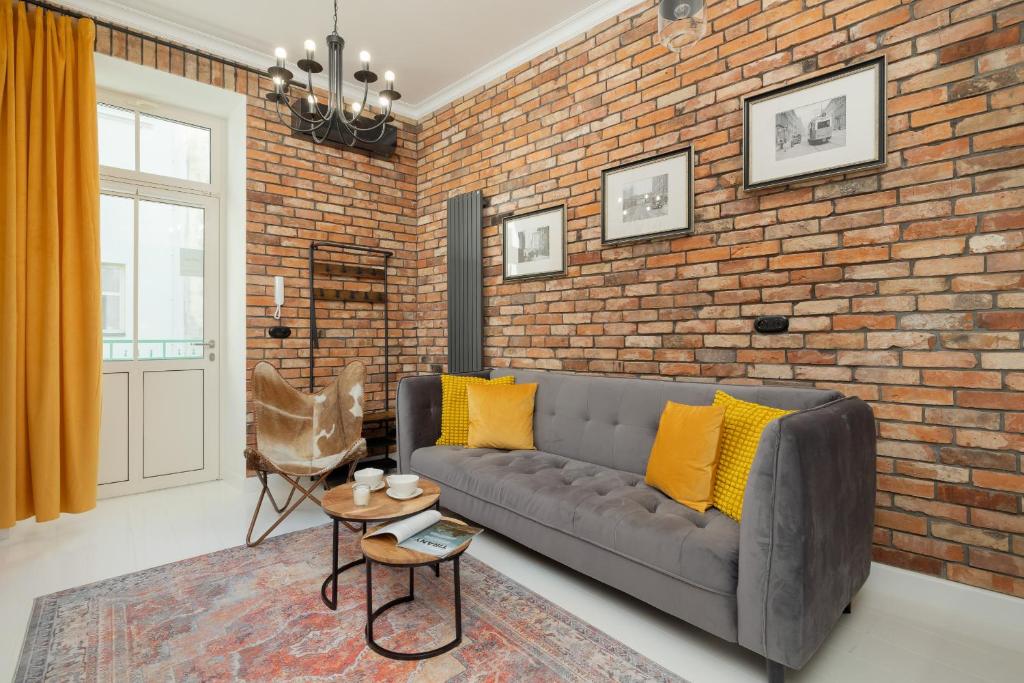 Prostor za sedenje u objektu Dietla One Bedroom Apartments with Air Conditioning & Balcony by Renters