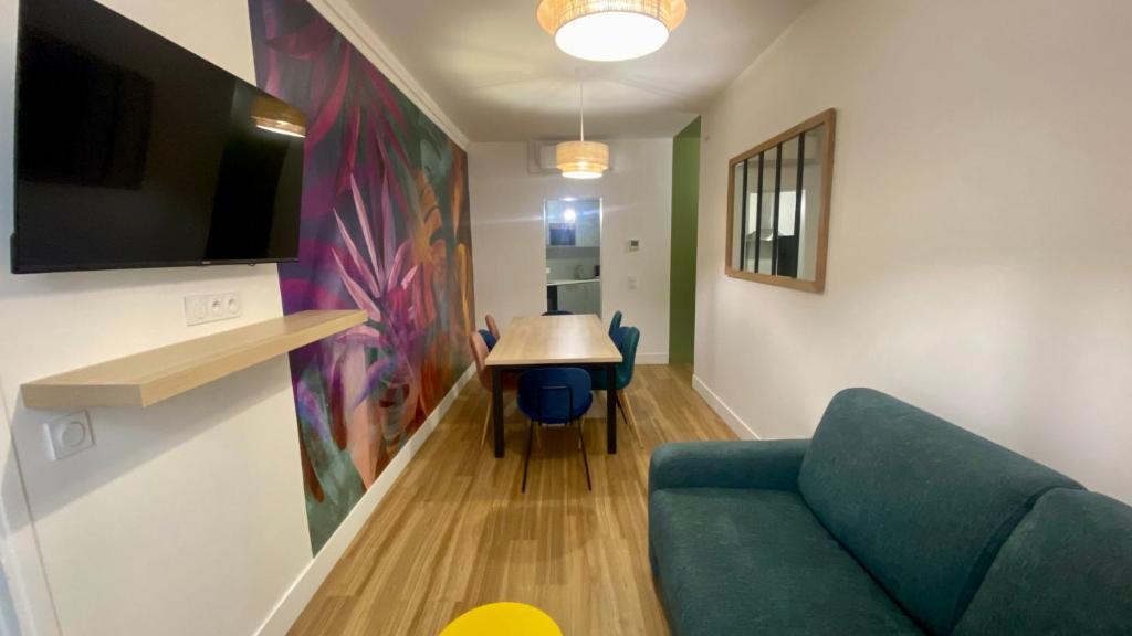 un salon avec un canapé et une table dans l'établissement Appartement lumineux proche Saint-Lazare - 8P, à Paris