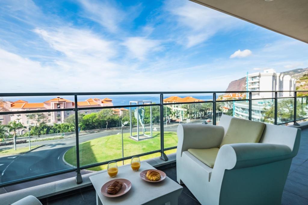 フンシャルにあるApartamento Monumental - By WeHost Madeiraの海の景色を望むバルコニーが備わる客室です。