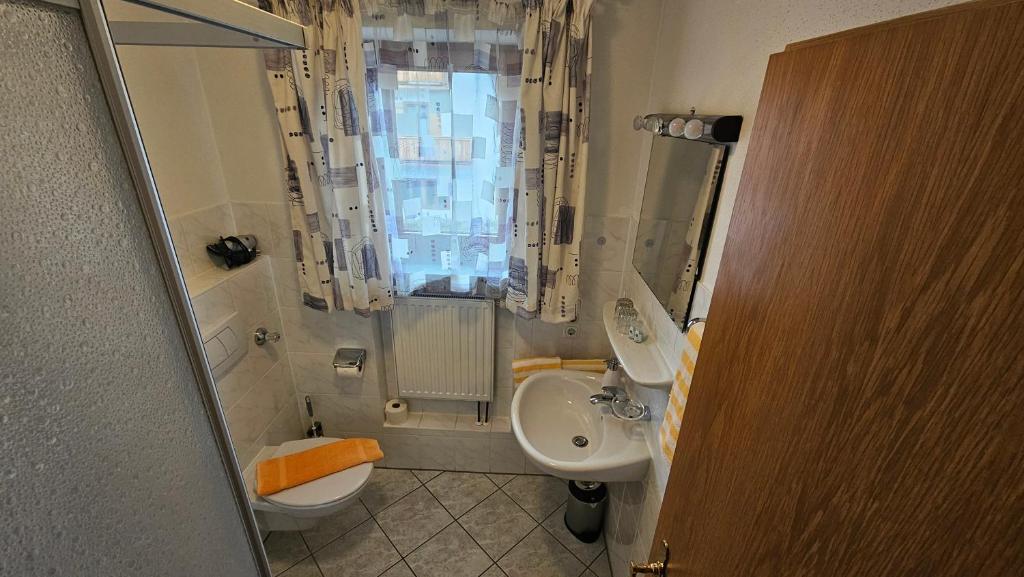 Koupelna v ubytování Hotel Pension Geiger