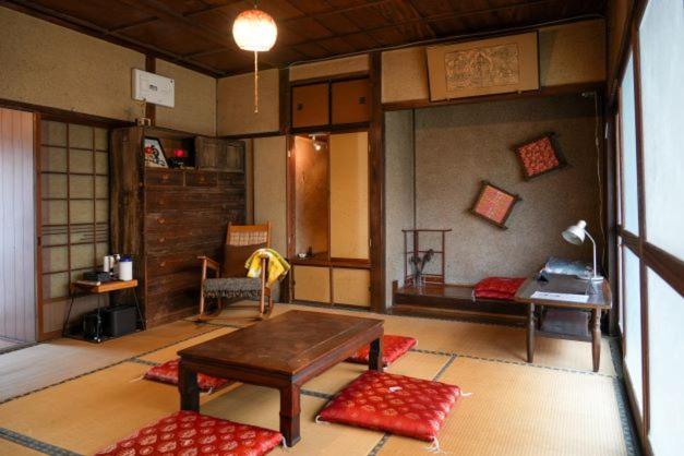 Nogataの商店街の一角にあるちいさな隠れ家　忘覚庵にあるシーティングエリア
