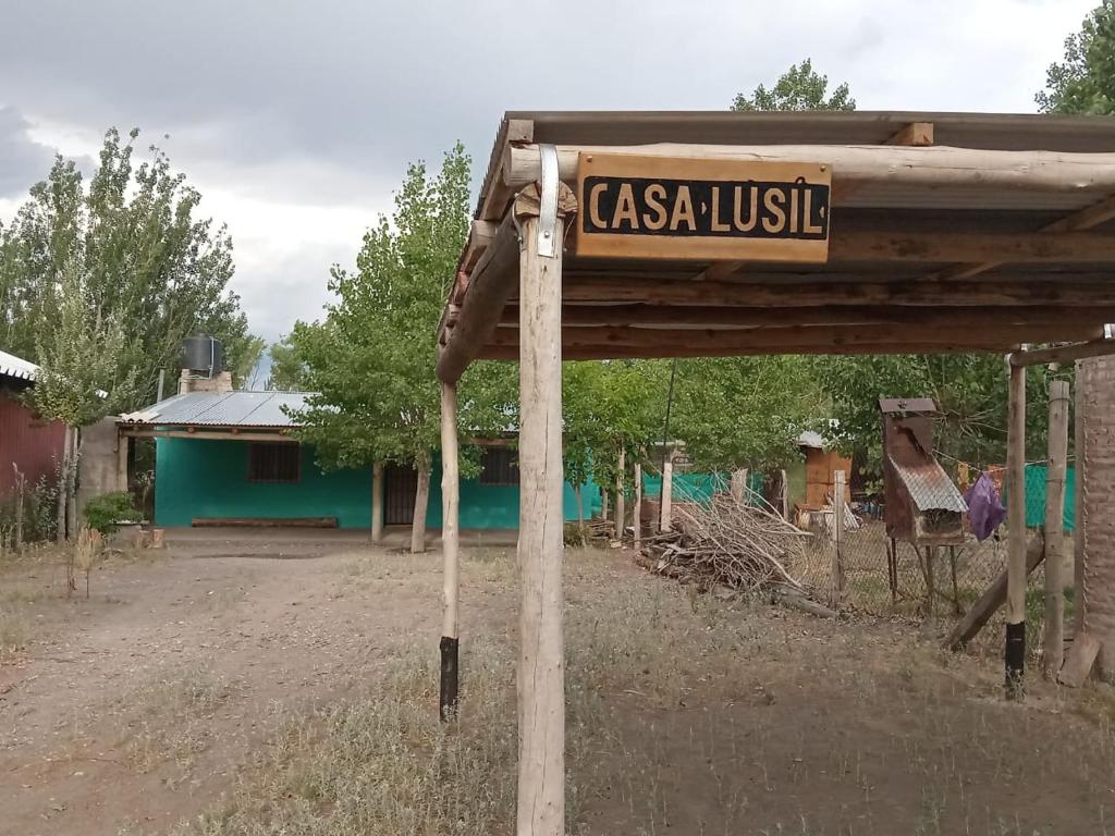 ein Schild mit der Aufschrift Casa Justilla vor einem Gebäude in der Unterkunft LuSil in El Nihuil