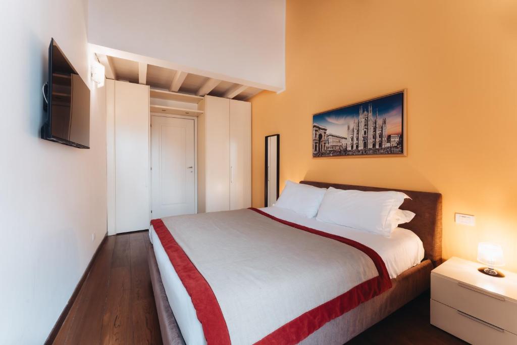 Łóżko lub łóżka w pokoju w obiekcie Charming Milan Apartments Brera - Madonnina