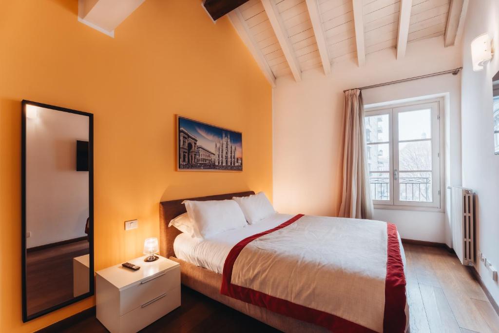 Łóżko lub łóżka w pokoju w obiekcie Charming Milan Apartments Brera - Madonnina