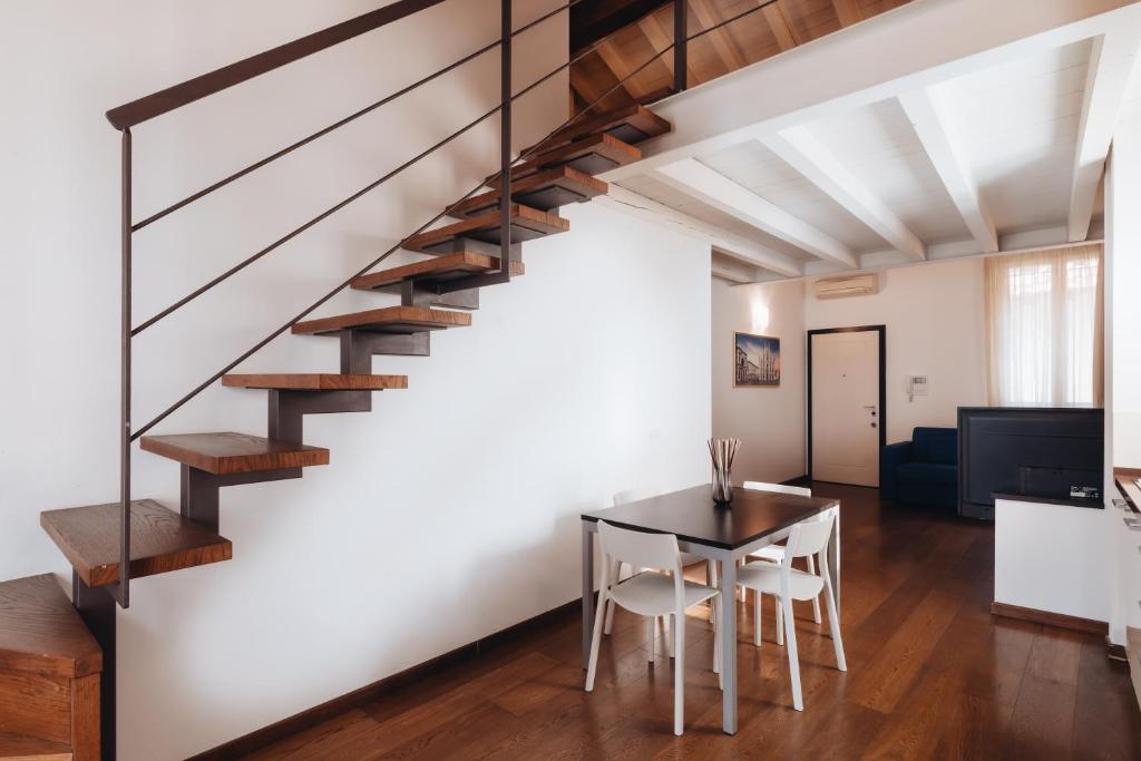 Telewizja i/lub zestaw kina domowego w obiekcie Charming Milan Apartments Brera - Madonnina