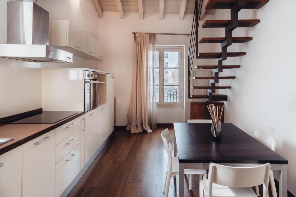 Kuchnia lub aneks kuchenny w obiekcie Charming Milan Apartments Brera - Madonnina