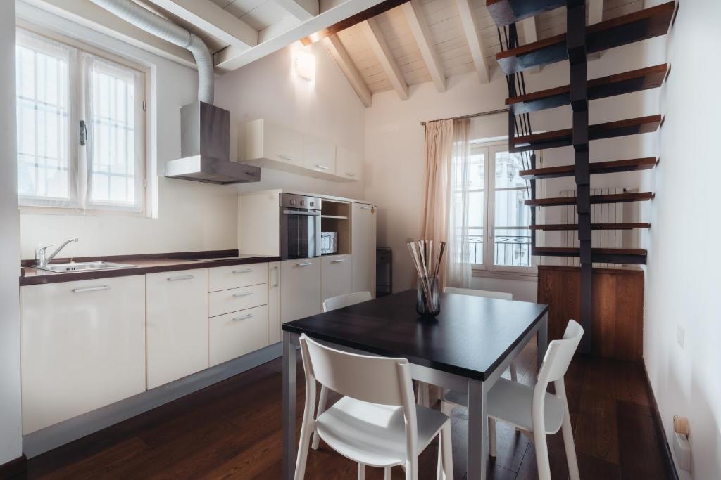 Kuchnia lub aneks kuchenny w obiekcie Charming Milan Apartments Brera - Madonnina