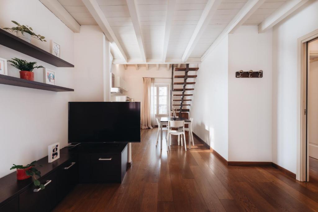 Telewizja i/lub zestaw kina domowego w obiekcie Charming Milan Apartments Brera - Madonnina