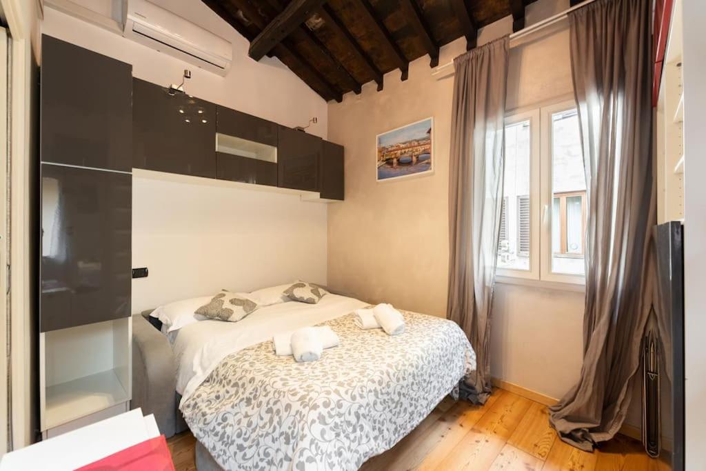 フィレンツェにあるGuantoMono- Monolocale conveniente e centralissimoのベッドルーム1室(枕2つ付)