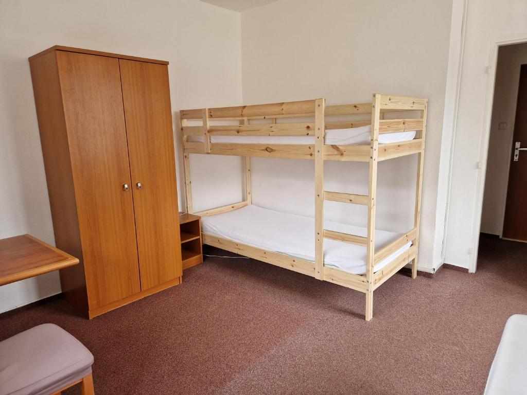 Postel nebo postele na pokoji v ubytování Hotel Harrachov Inn