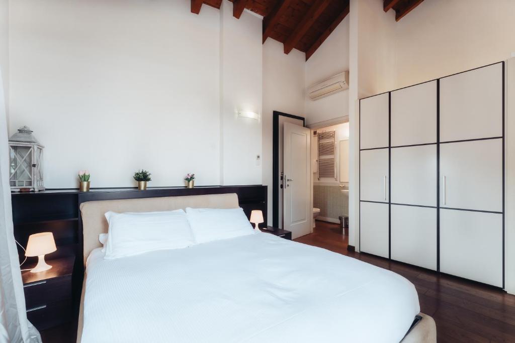 Łóżko lub łóżka w pokoju w obiekcie Charming Milan Apartments Brera - Madonnina