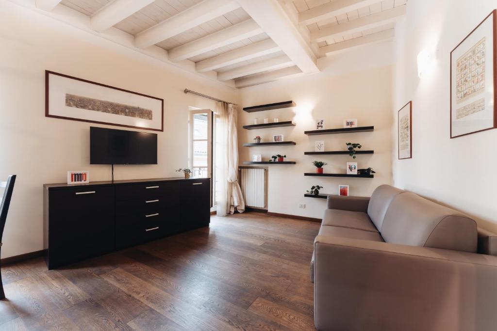Telewizja i/lub zestaw kina domowego w obiekcie Charming Milan Apartments Brera - Madonnina