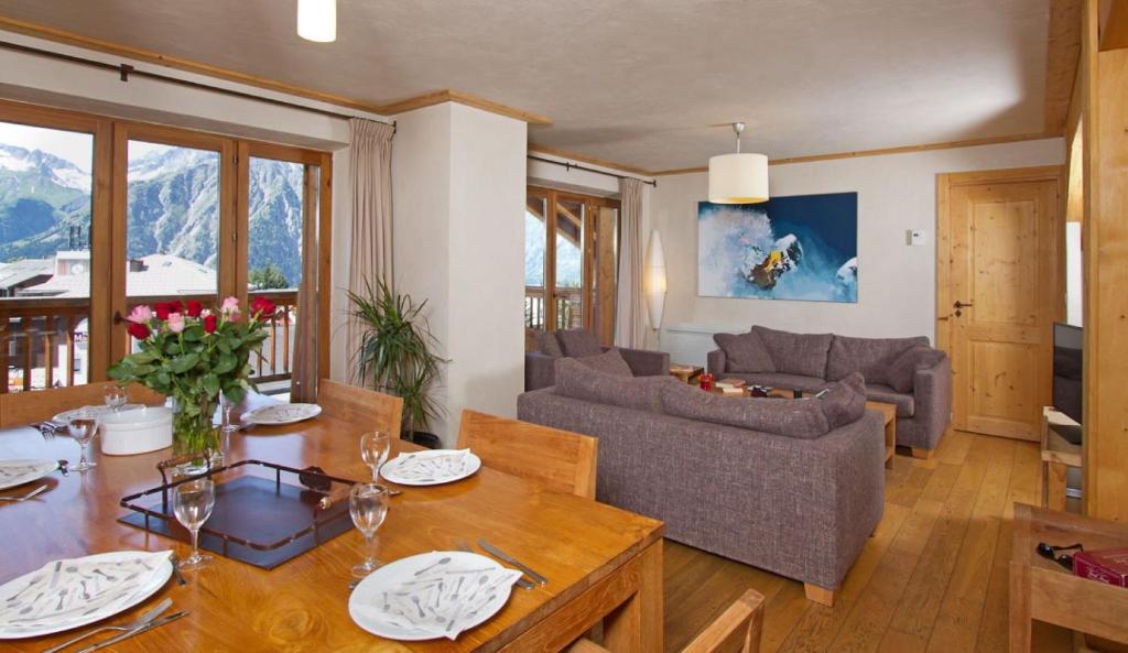 a living room with a table and a couch at Cortina - 52 - Appart lumineux - 8 pers in Les Deux Alpes