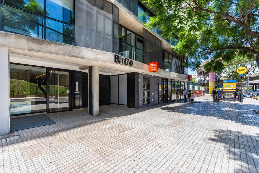 an empty street in front of a building at NUEVO Loft triple a 5 minutos de Puerto Madero 1A in Buenos Aires