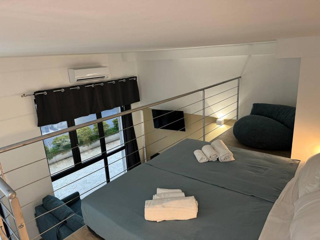 サンレモにあるApartment Luxury Ely Sanremoのベッドと窓のある小さな部屋