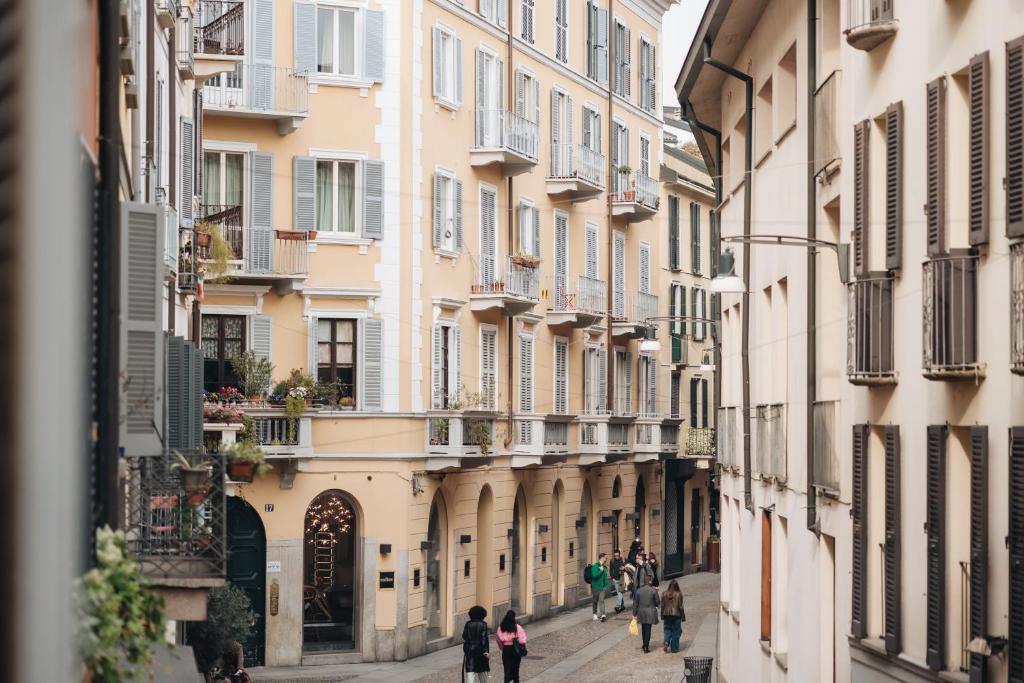 a street in the city of lyon with people walking down the street w obiekcie Charming Milan Apartments Brera - Madonnina w Mediolanie